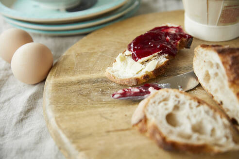 Bread with jam on wooden board - FSF01068