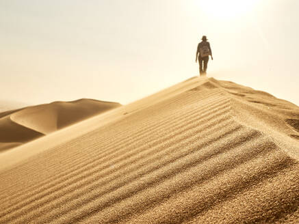 Frau auf dem Kamm einer Düne in der Wüste, Walvis Bay, Namibia - VEGF02067