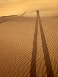 Schatten eines Mannes und einer Frau im Wüstensand, Walvis Bay, Namibia - VEGF02069