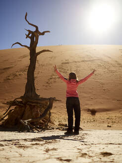 Frau und ein Baum in der Wüste, Deadvlei, Namibia - VEGF02091