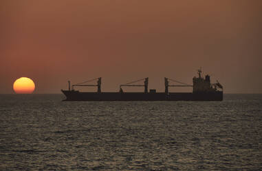 Schiff auf dem Meer bei Sonnenuntergang, Walvis Bay, Namibia - VEGF02095