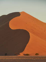 Die Sonne scheint auf die rote Düne 45, Sossusvlei, Namibia - VEGF02104