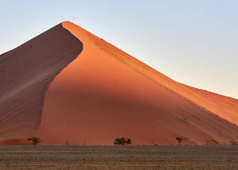 Die Sonne scheint auf die rote Düne 45, Sossusvlei, Namibia - VEGF02105