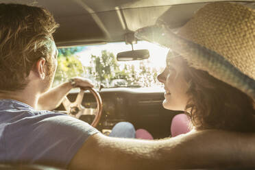 Couple in love in vintage car - SDAHF00812