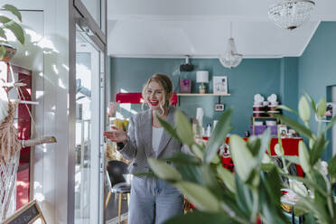 Lachende elegante Frau in einem Blumenladen - OGF00320