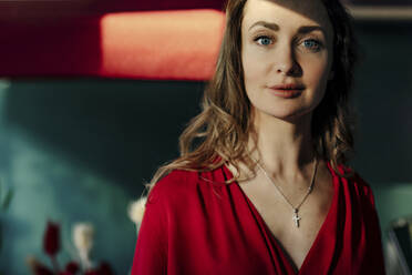 Porträt einer schönen Frau im roten Kleid - OGF00330