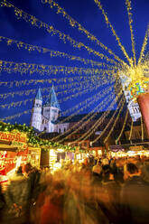 Deutschland, Rheinland-Pfalz, Mainz, Überfüllter Weihnachtsmarkt bei Nacht - PUF01874