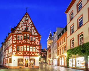 Deutschland, Rheinland-Pfalz, Mainz, Fachwerkhaus und beleuchtete Altstadtstraße bei Nacht - PUF01883