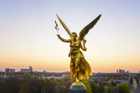Deutschland, Bayern, München, Drohnenansicht des Friedensengel-Denkmals bei Sonnenaufgang - SIEF09780