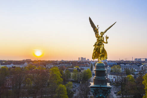 Deutschland, Bayern, München, Drohnenansicht des Friedensengel-Denkmals bei Sonnenaufgang - SIEF09784