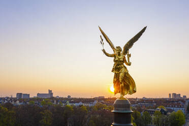 Deutschland, Bayern, München, Drohnenansicht des Friedensengel-Denkmals bei Sonnenaufgang - SIEF09785