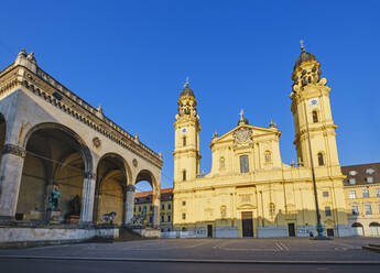 Deutschland, Bayern, München, Theatinerkirche St. Cajetan und Feldherrnhalle am verlassenen Odeonsplatz - SIEF09791