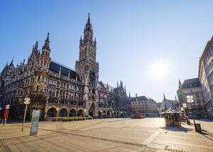 Deutschland, Bayern, München, Sonnenschein über dem verlassenen Marienplatz - SIEF09792