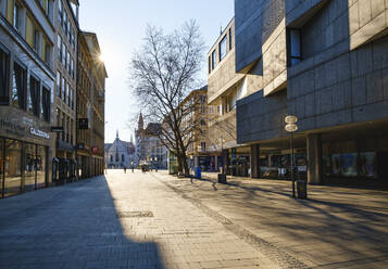 Deutschland, Bayern, München, Sonne scheint über leere Neuhauser Straße - SIEF09793