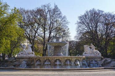 Deutschland, Bayern, München, Wittelsbacherbrunnen im Frühling - SIEF09798