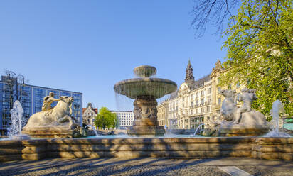 Deutschland, Bayern, München, Wittelsbacherbrunnen im Frühling - SIEF09799