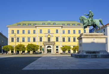 Deutschland, Bayern, München, Palais Arco-Zinneberg und Reiterstandbild von Maximilian I - SIEF09801