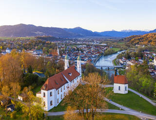 Deutschland, Bayern, Bad Tolz, Drohnenansicht der Kreuzkirche in der Frühlingsdämmerung - SIEF09806