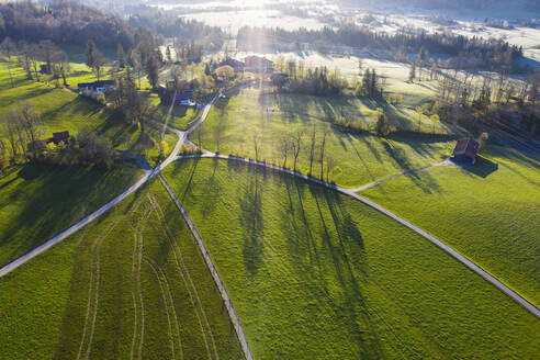 Deutschland, Bayern, Gaissach, Drohnenansicht einer grünen Landschaft im Frühling - SIEF09808