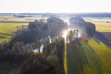 Deutschland, Bayern, Egling, Drohnenaufnahme der aufgehenden Sonne, die sich im Thanninger Weiher spiegelt - SIEF09817