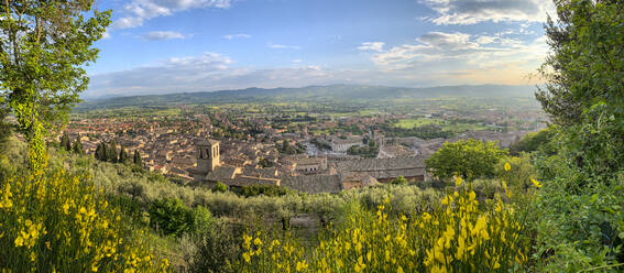 Italien, Provinz Perugia, Gubbio, Panorama der Altstadt in der Frühlingsdämmerung - LOMF01051