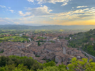 Italy, Province of Perugia, Gubbio, Old town at springtime dusk - LOMF01052