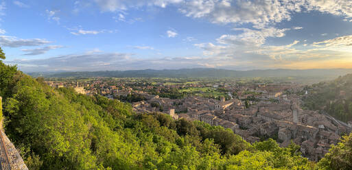 Italien, Provinz Perugia, Gubbio, Panorama der Altstadt in der Frühlingsdämmerung - LOMF01053