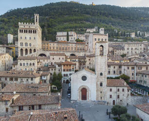 Italien, Provinz Perugia, Gubbio, Palazzo dei Consoli und Kirche von S. Giovanni Battista - LOMF01054