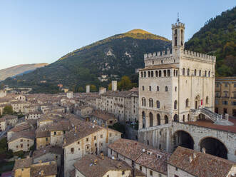 Italien, Provinz Perugia, Gubbio, Palazzo dei Consoli und umliegende Häuser - LOMF01055