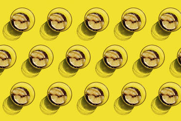 Muster aus Reihen von Cola-Gläsern mit Zitronenscheiben - GEMF03610