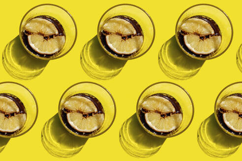 Muster aus Reihen von Cola-Gläsern mit Zitronenscheiben - GEMF03611