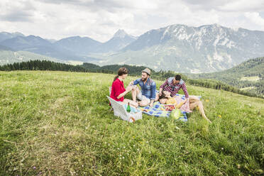 Freunde beim Picknick auf einer Wiese in den Bergen, Achenkirch, Österreich - SDAHF00816