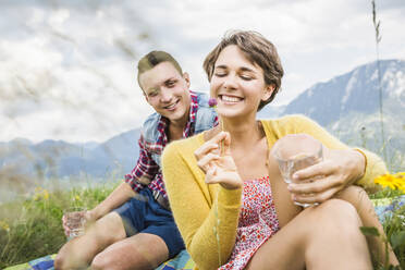 Pärchen beim Picknick auf einer Bergwiese, Achenkirch, Österreich - SDAHF00818