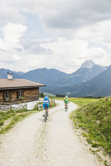 Mountainbike-Paar auf Schotterweg in den Bergen, Achenkirch, Österreich - SDAHF00825