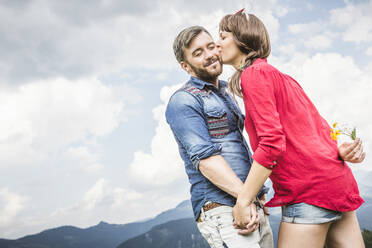 Zärtliches Paar beim Küssen in den Bergen, Achenkirch, Österreich - SDAHF00834