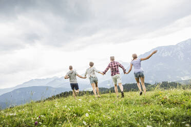 Freunde laufen auf einer Wiese in den Bergen, Achenkirch, Österreich - SDAHF00839