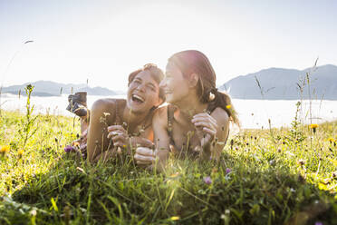 Zwei glückliche Freundinnen auf einer Wiese in den Bergen, Achenkirch, Österreich - SDAHF00856