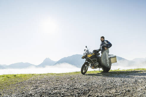 Motorradfahrer auf einer Reise, der eine Pause in den Bergen macht, Achenkirch, Österreich - SDAHF00862