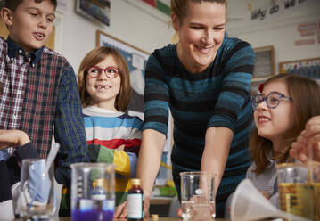 Kinder im naturwissenschaftlichen Unterricht mit einem Lehrer - PWF00049