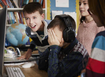 Kinder spielen am Computer im Klassenzimmer - PWF00050