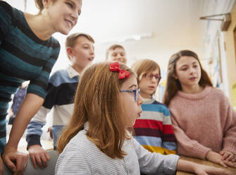 Kinder lernen am Computer mit einem Lehrer - PWF00054