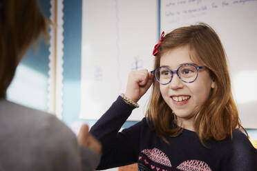 Porträt eines lächelnden Mädchens in einer Klasse während einer Unterrichtsstunde - PWF00061
