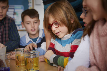 Eine Gruppe von Kindern in einer Chemiestunde - PWF00064