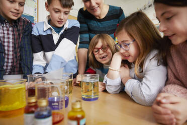 Kindergruppe mit Lehrer in einer Chemiestunde - PWF00065