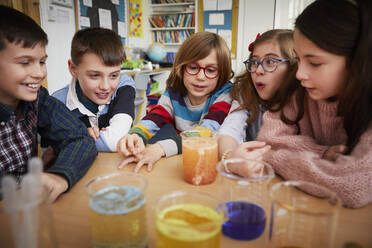 Eine Gruppe von Kindern in einer Chemiestunde - PWF00068