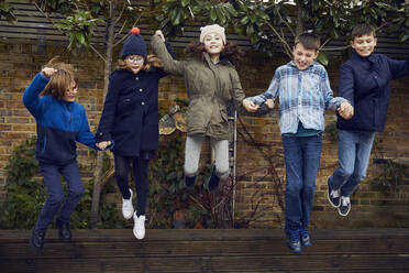 Eine Gruppe von Kindern springt in der Pause auf dem Schulhof - PWF00069