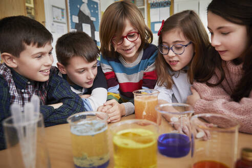 Eine Gruppe von Kindern in einer Chemiestunde - PWF00071