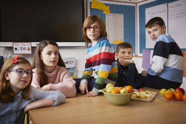 Porträt von fünf Kindern in einem Klassenzimmer während der Pause - PWF00074