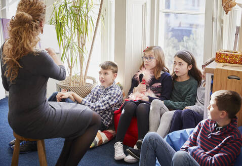 Kinder in einem Klassenzimmer während einer Geschichte mit dem Lehrer - PWF00076