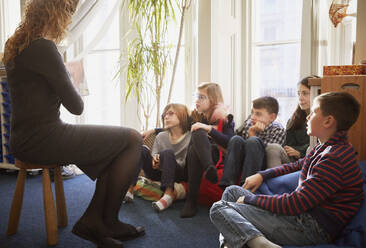 Kinder in einem Klassenzimmer während einer Geschichte mit dem Lehrer - PWF00077